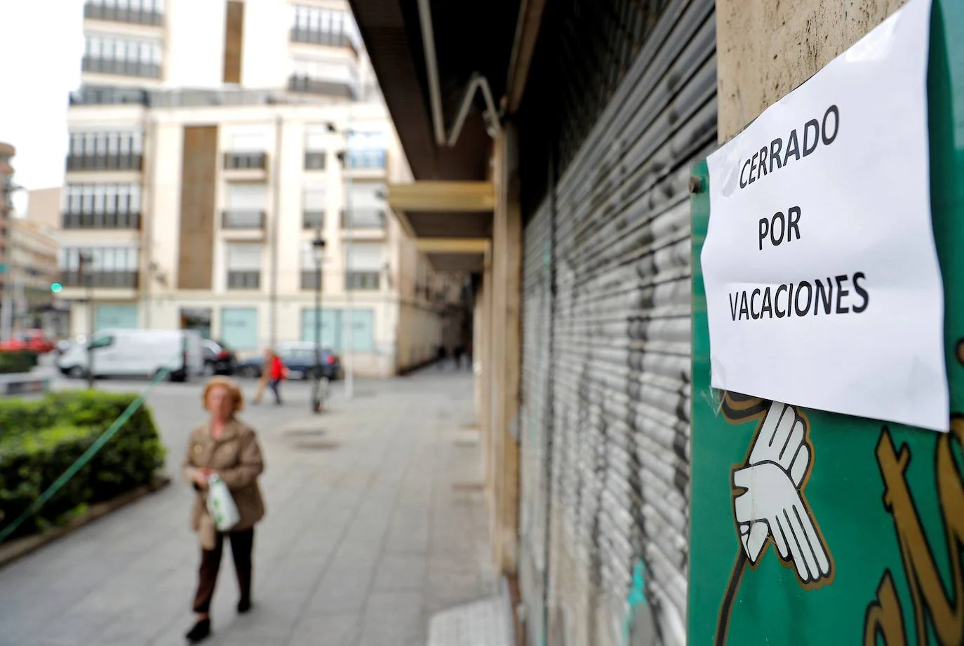 Un bar regentado por ciudadanos chinos, en el barrio de El Carmen de Valéncia, muestra un cartel de "Cerrado por vacaciones" para justificar el cierre causado por el miedo al coronavirus.