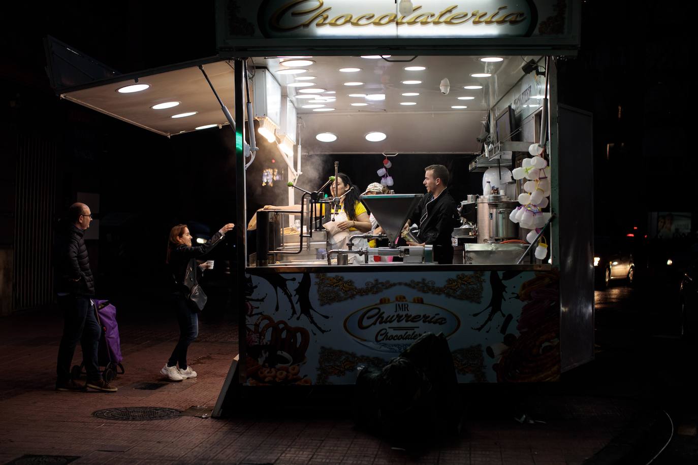 Una churrería apura su últimas ventas antes del desmontaje, tras el aplazamiento de las Fallas por coronavirus. 