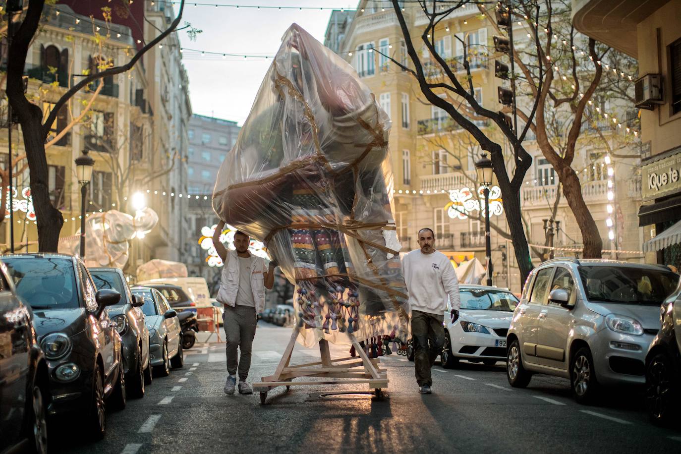 Artistas falleros desmontan una de las fallas de sección especial tras el aplazamiento de las Fallas por coronavirus. 