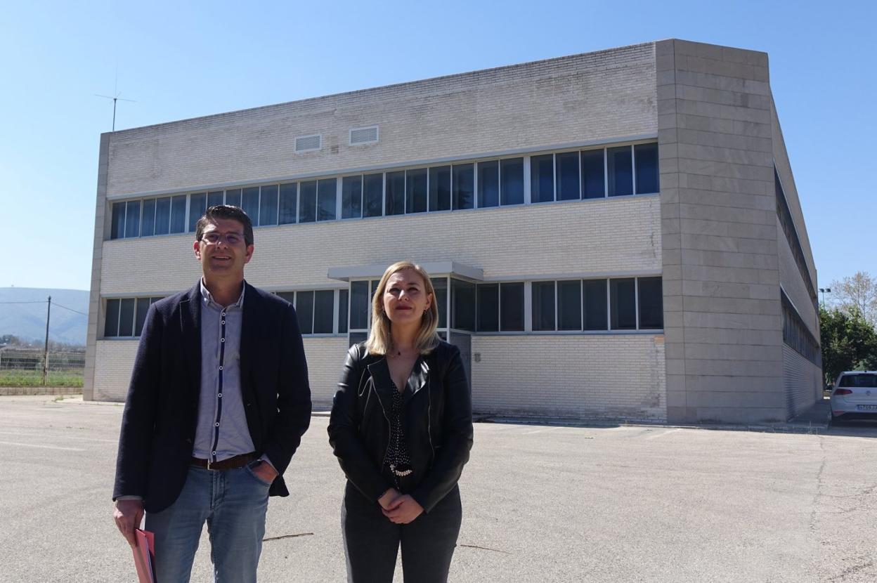 El alcalde Jorge Rodríguez y la teniente de alcalde Natàlia Enguix visitan el inmueble. lp