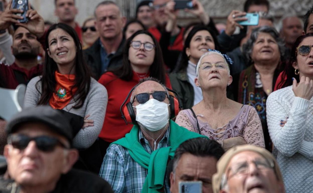 Un hombre con mascarilla en una mascletà de las Fallas 2020.