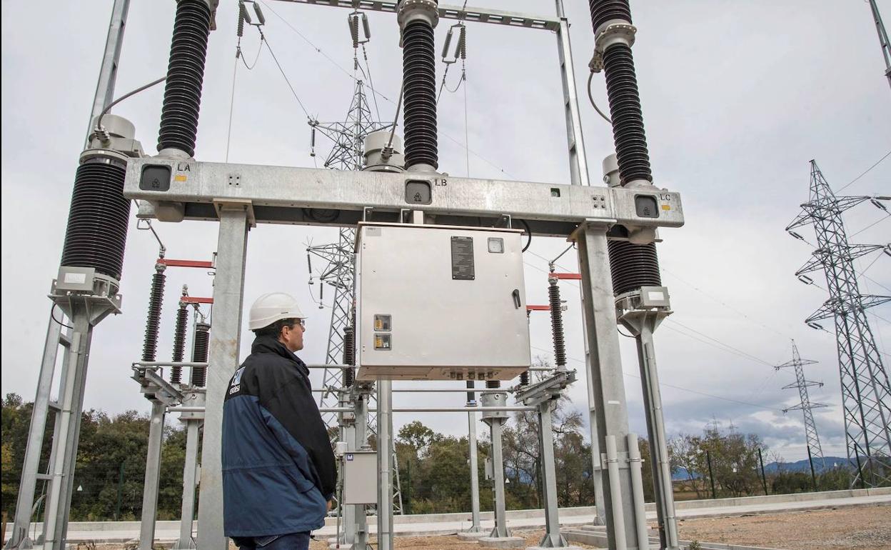 Un trabajador, en una subestación eléctrica. 