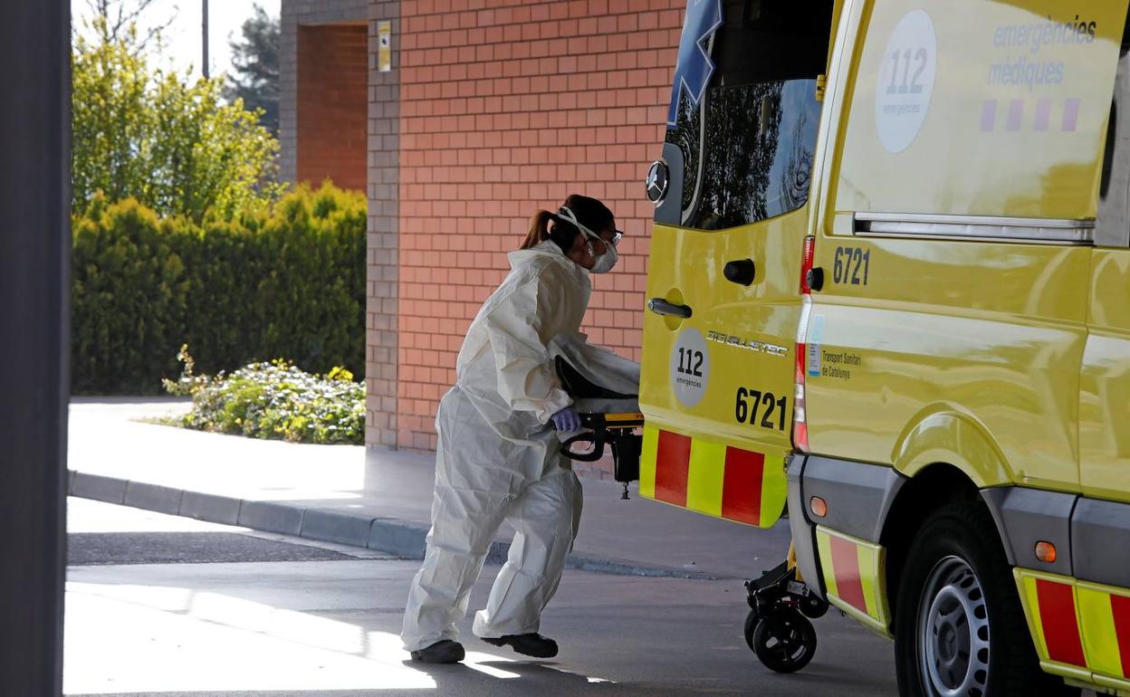 Una trabajadora, en un traslado por coronavirus.