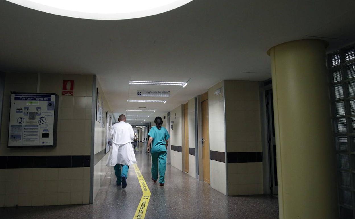 Personal sanitario en las instalaciones del Hospital Clínico de Valencia.