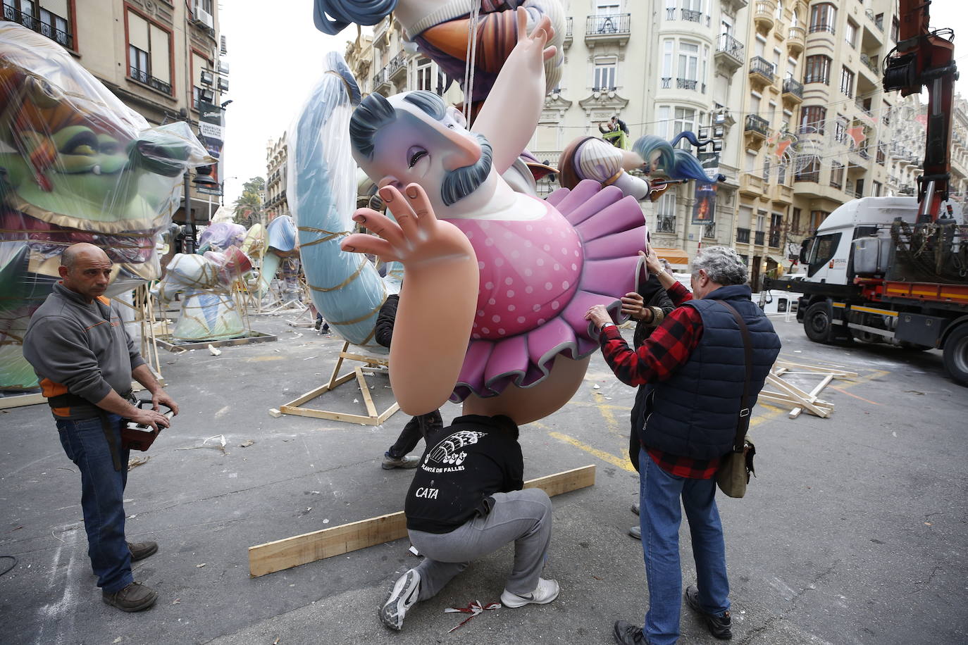 Los artesanos intentan retirar los ninots ya plantados para su posterior traslado a Feria Valencia.