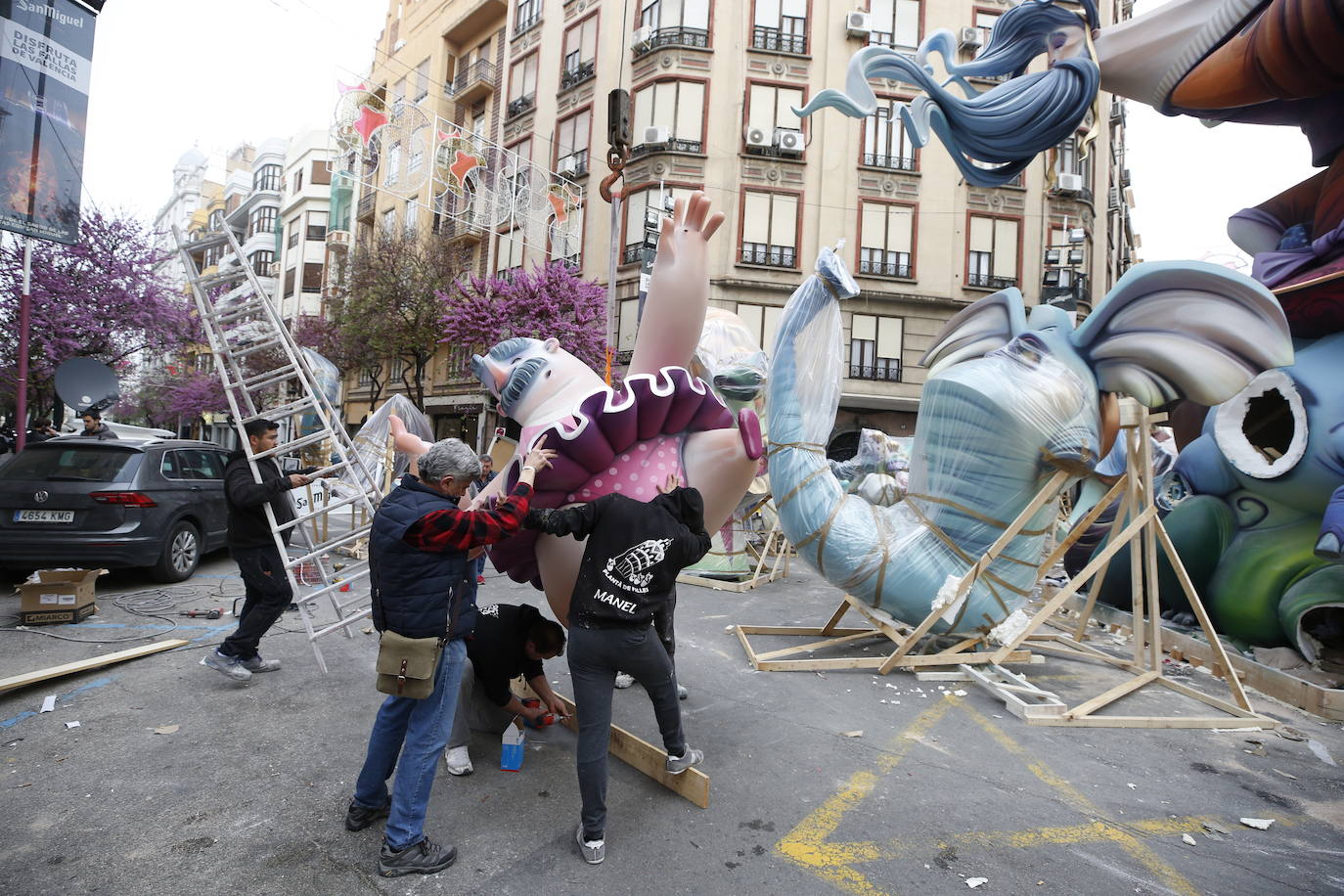 Los artesanos intentan retirar los ninots ya plantados para su posterior traslado a Feria Valencia.