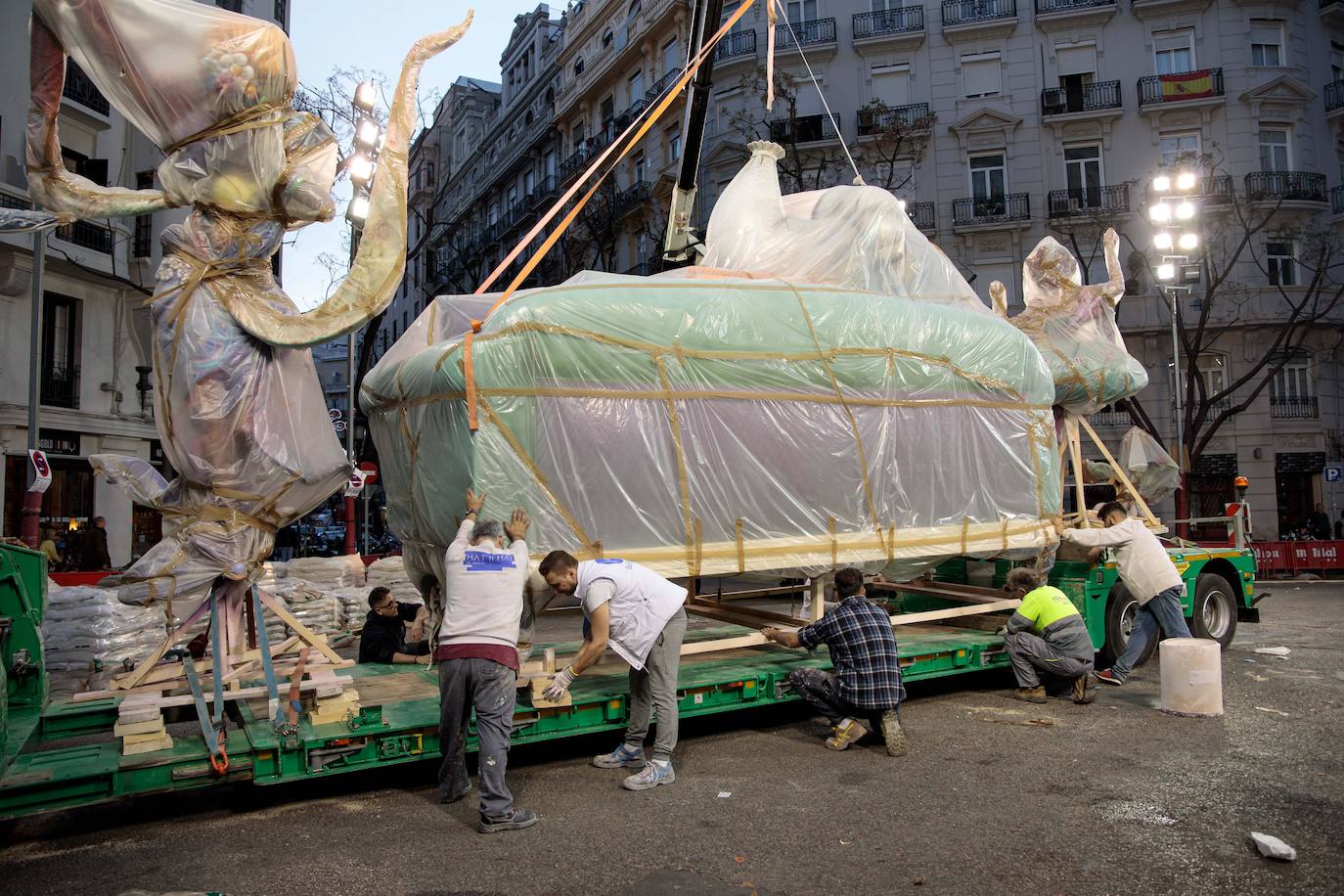 Los artesanos intentan retirar los ninots ya plantados para su posterior traslado a Feria Valencia.