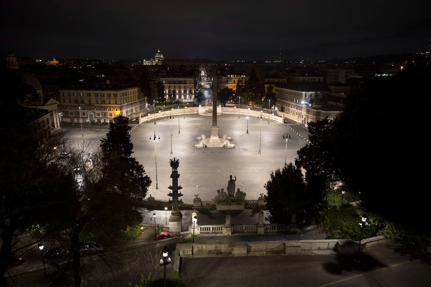 El Gobierno italiano ha tomado conciencia de que sólo con medidas radicales podrá evitar que el coronavirus deje una cifra inaceptable de muertes directas mientras provoca el colapso del sistema de salud. Este miércoles, el día en el que el país superó los 12.000 contagios y alcanzó los 827 fallecidos por la epidemia, el primer ministro, Giuseppe Conte, anunció anoche el cierre de todas las tiendas, negocios, bares y restaurantes excepto las farmacias, los supermercados y los puntos de venta de productos de primera necesidad. El cerrojazo también afecta a las industrias, que deberán clausurar temporalmente todos los departamentos que no sean imprescindibles para su producción. En las áreas que permanezcan abiertas han de adoptar medidas de seguridad que garanticen que se evitan los contagios. 