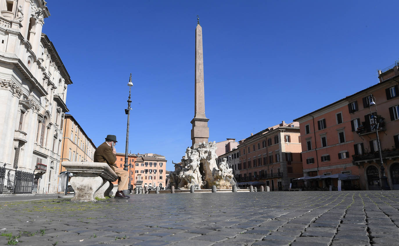 El Gobierno italiano ha tomado conciencia de que sólo con medidas radicales podrá evitar que el coronavirus deje una cifra inaceptable de muertes directas mientras provoca el colapso del sistema de salud. Este miércoles, el día en el que el país superó los 12.000 contagios y alcanzó los 827 fallecidos por la epidemia, el primer ministro, Giuseppe Conte, anunció anoche el cierre de todas las tiendas, negocios, bares y restaurantes excepto las farmacias, los supermercados y los puntos de venta de productos de primera necesidad. El cerrojazo también afecta a las industrias, que deberán clausurar temporalmente todos los departamentos que no sean imprescindibles para su producción. En las áreas que permanezcan abiertas han de adoptar medidas de seguridad que garanticen que se evitan los contagios. 