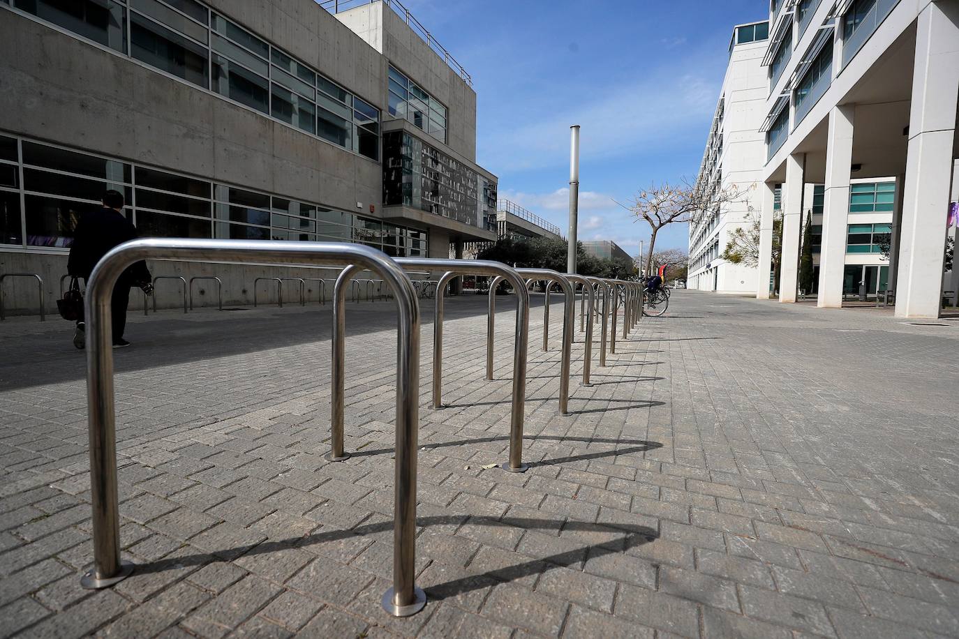 A pesar del cierre de todos los centros educativos decretado por la Generalitat el próximo lunes 16 de marzo, la actividad en la Universitat de València se ha visto reducida ya hoy viernes. En la imagen la facultad de Magisterio, este viernes 13 al mediodía. 