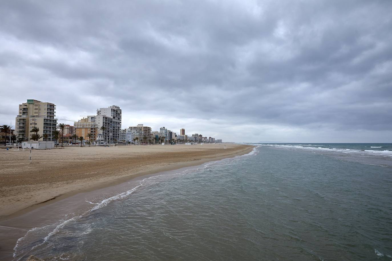 Aspecto de la playa de Gandia en la que estaba previsto iniciar hoy la temporada turística. 