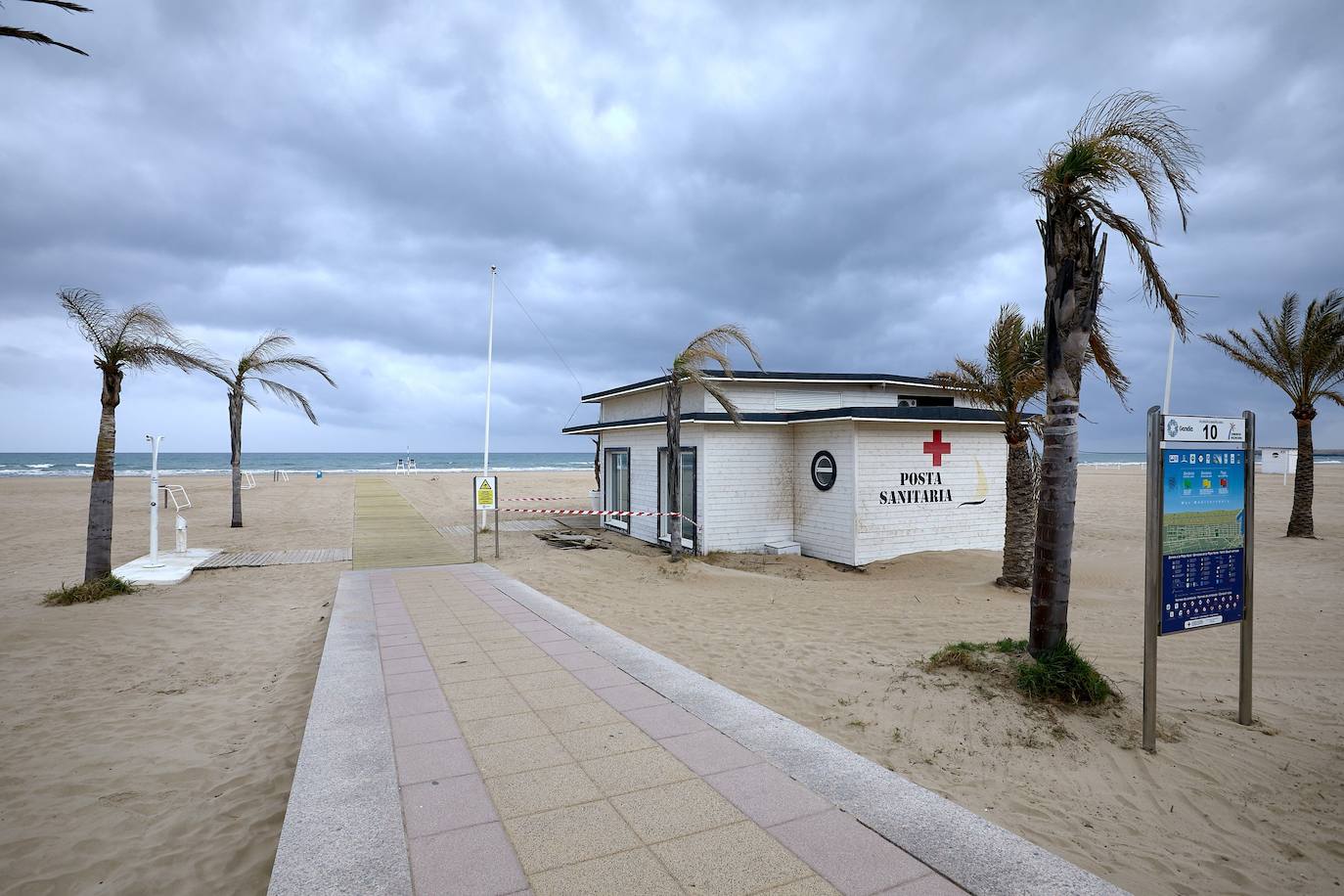 Aspecto de la playa de Gandia en la que estaba previsto iniciar hoy la temporada turística. 