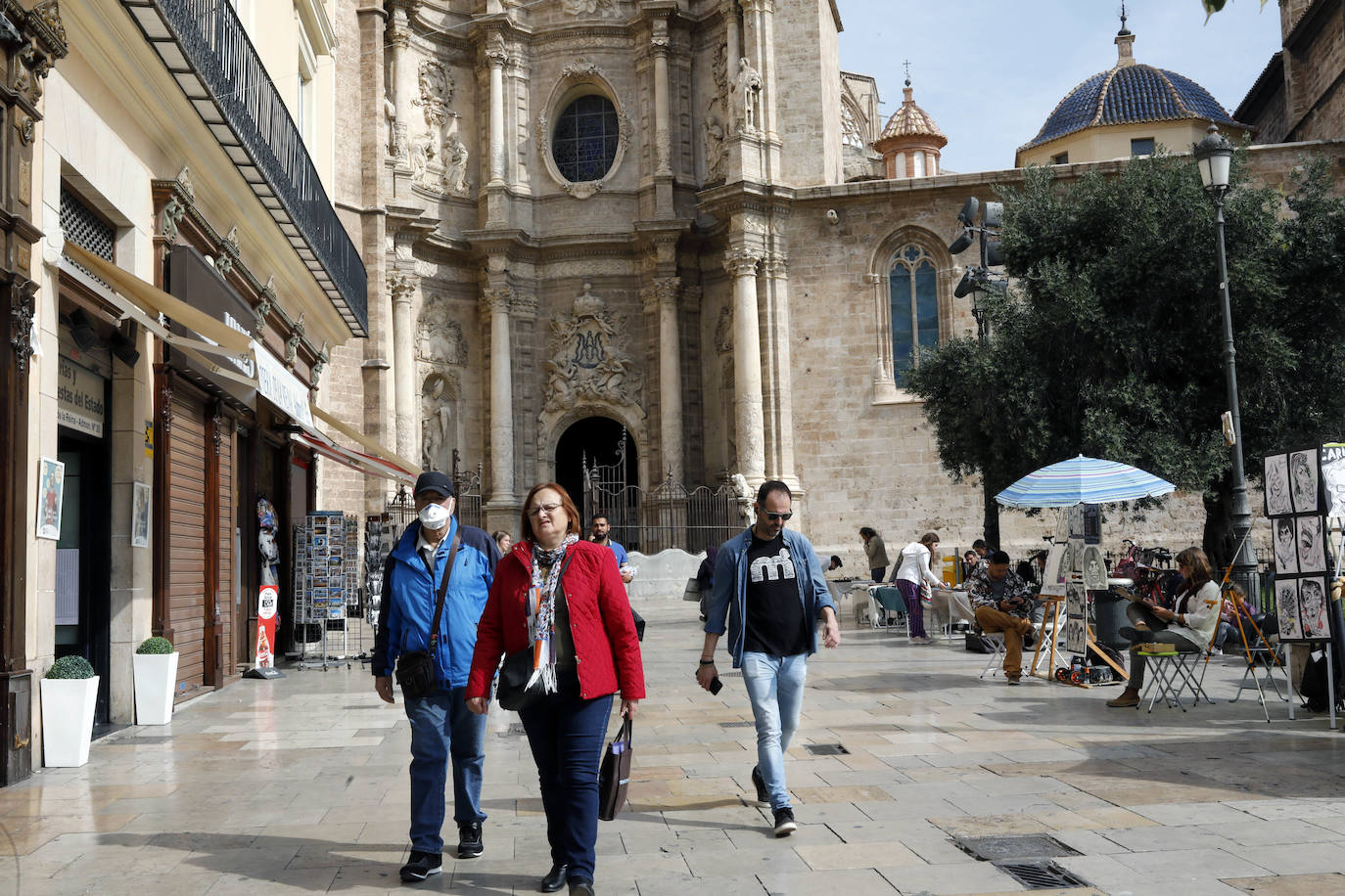 Gente paseando por el centro. 