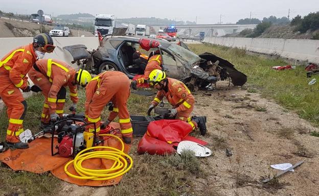 Rescatan a un hombre que había quedado atrapado en un coche tras salirse de una carretera de Moixent