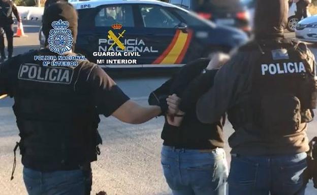 Una banda radicada en Benidorm estafa tres millones clonando las SIM de móviles