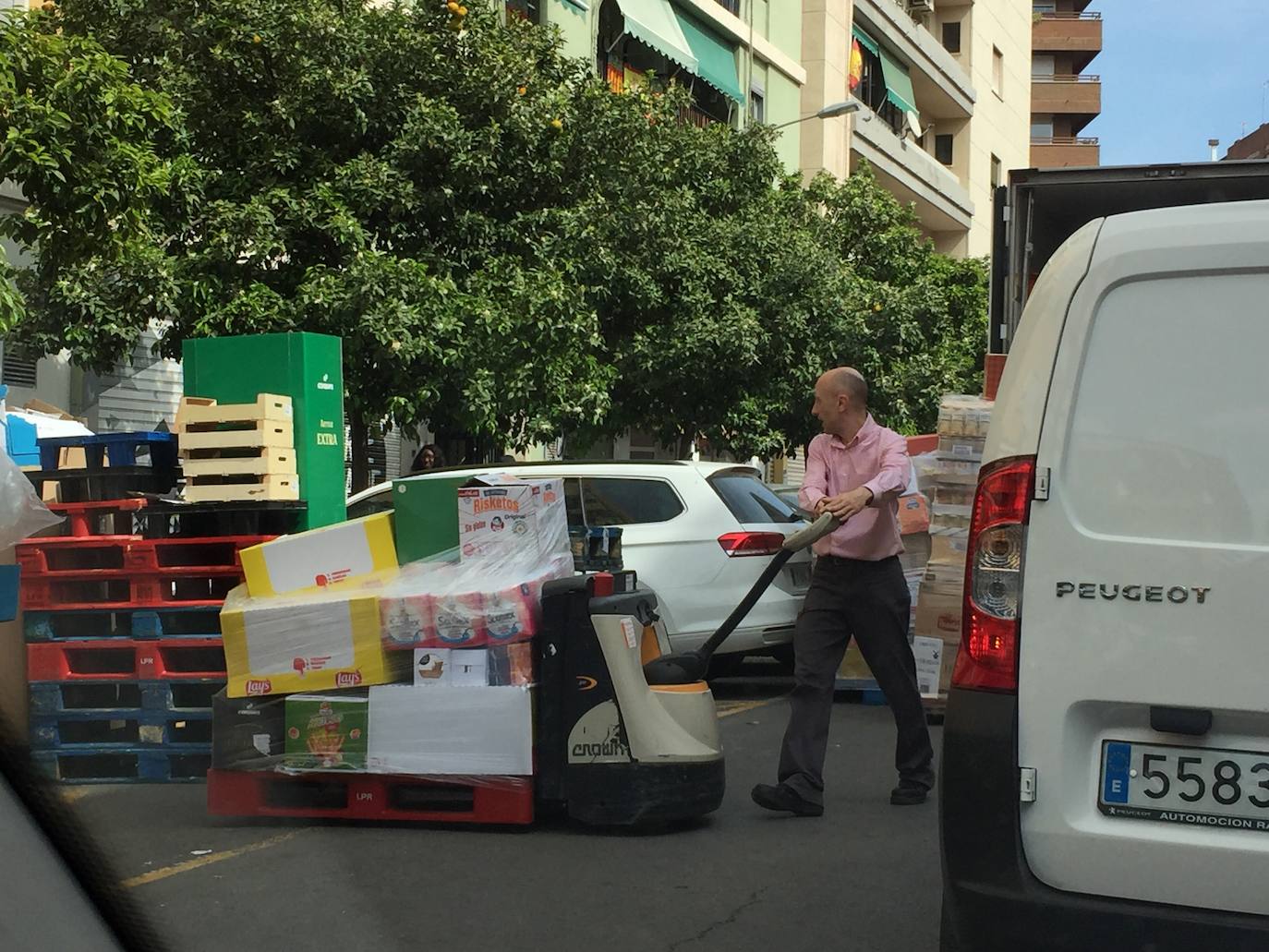 Algunos supermercados están notando ya falta puntual de algunos productos por la avalancha de compras producidas por el miedo a la epidemia del coronavirus. El papel higiénico, el agua embotellada, las legumbres, el arroz y las pastas son los productos más comprados estos días tanto por internet como en tienda, pero se repone por la tarde o al día siguiente, según ha asegurado el director general de la Asociación de Supermercados de la Comunitat Valenciana (Asucova), Pedro Reig, que ha apelado a la responsabilidad de los consumidores a la hora de hacer las compras. En la imagen, estanterías vacías en un supermercado de la ciudad de Valencia. 