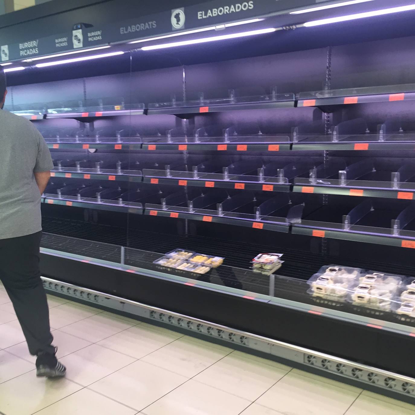 Algunos supermercados están notando ya falta puntual de algunos productos por la avalancha de compras producidas por el miedo a la epidemia del coronavirus. El papel higiénico, el agua embotellada, las legumbres, el arroz y las pastas son los productos más comprados estos días tanto por internet como en tienda, pero se repone por la tarde o al día siguiente, según ha asegurado el director general de la Asociación de Supermercados de la Comunitat Valenciana (Asucova), Pedro Reig, que ha apelado a la responsabilidad de los consumidores a la hora de hacer las compras. En la imagen, estanterías vacías en un supermercado de la ciudad de Valencia. 