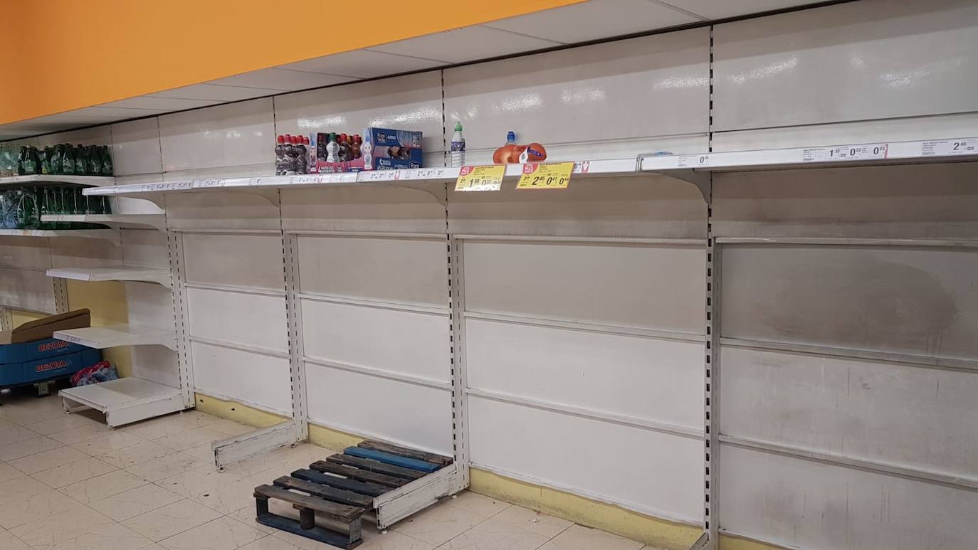 Algunos supermercados están notando ya falta puntual de algunos productos por la avalancha de compras producidas por el miedo a la epidemia del coronavirus. El papel higiénico, el agua embotellada, las legumbres, el arroz y las pastas son los productos más comprados estos días tanto por internet como en tienda, pero se repone por la tarde o al día siguiente, según ha asegurado el director general de la Asociación de Supermercados de la Comunitat Valenciana (Asucova), Pedro Reig, que ha apelado a la responsabilidad de los consumidores a la hora de hacer las compras. En la imagen, estanterías vacías en un supermercado Consum de Catarroja. 