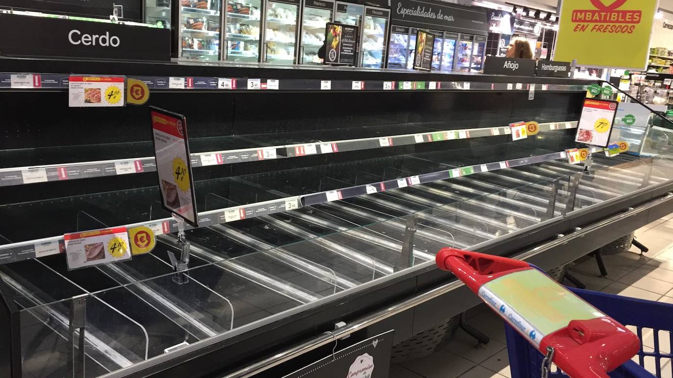 Algunos supermercados están notando ya falta puntual de algunos productos por la avalancha de compras producidas por el miedo a la epidemia del coronavirus. El papel higiénico, el agua embotellada, las legumbres, el arroz y las pastas son los productos más comprados estos días tanto por internet como en tienda, pero se repone por la tarde o al día siguiente, según ha asegurado el director general de la Asociación de Supermercados de la Comunitat Valenciana (Asucova), Pedro Reig, que ha apelado a la responsabilidad de los consumidores a la hora de hacer las compras. En la imagen, estanterías vacías en el supermercado Consum de Torrent. 