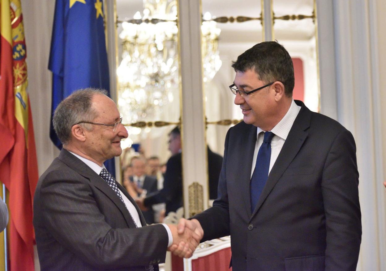 El director de la Agencia, Joan Llinares, con el presidente de Les Corts, Enric Morera. lp