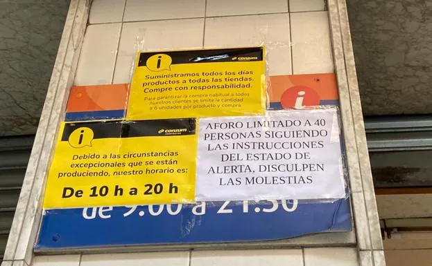 Carteles colgados en un supermercado Consum de la Avenida Burjassot de Valencia