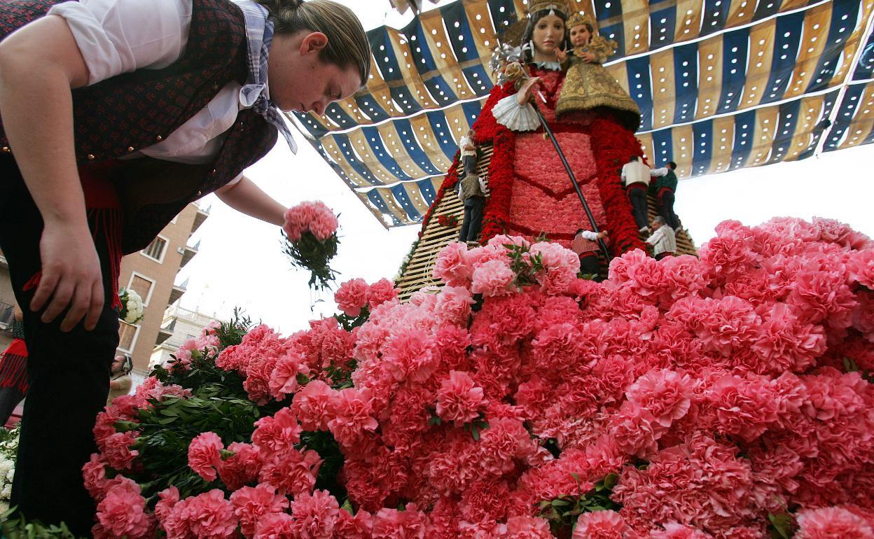 La Junta Central Fallera desaconseja la «ofrenda espontánea» a la Mare de Déu