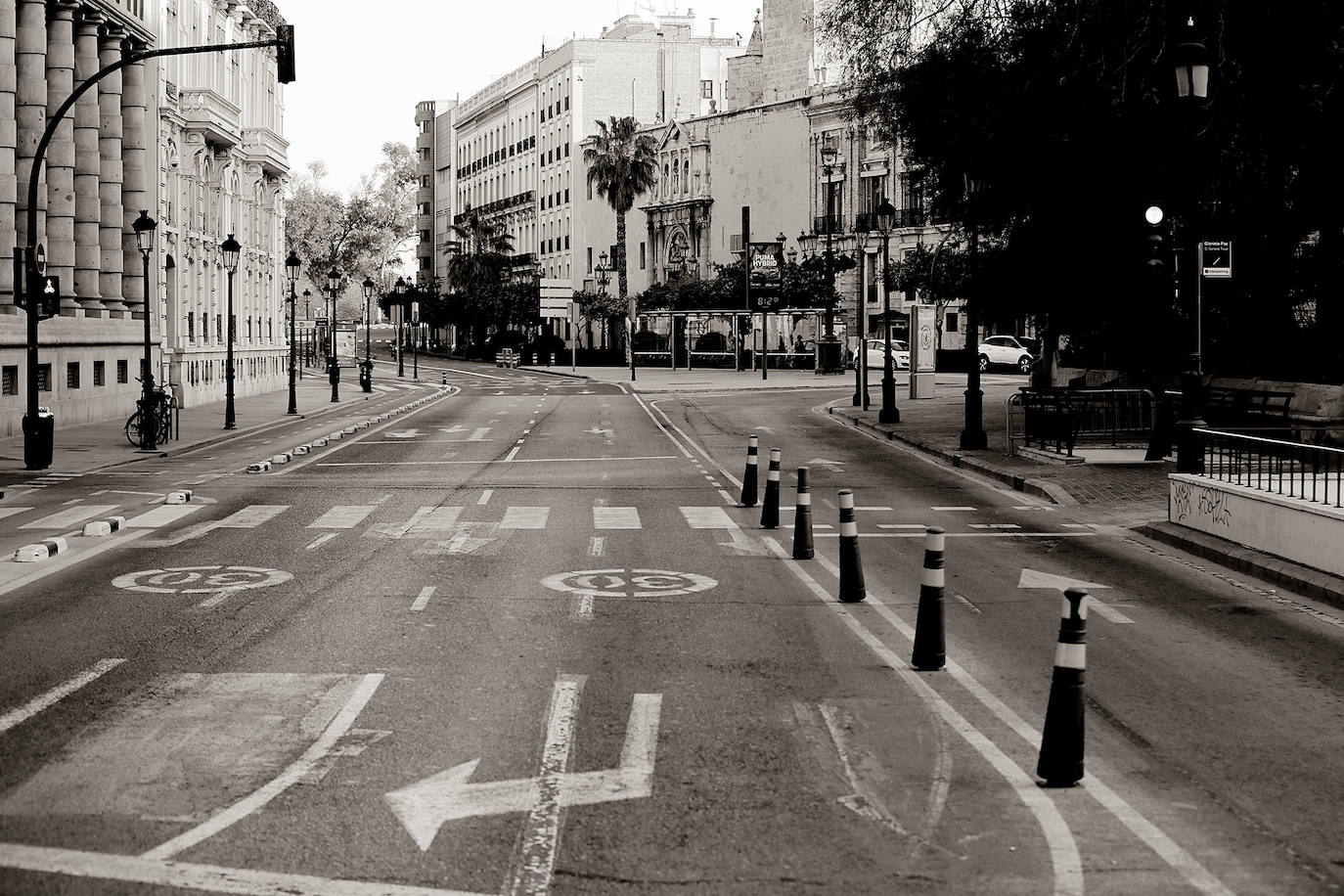 El Gobierno valenciano ha decretado el cierre a partir de las 24:00 horas de este viernes, de todos los bares, restaurantes y zonas de ocio para limitar la propagación y contagio del coronavirus. 