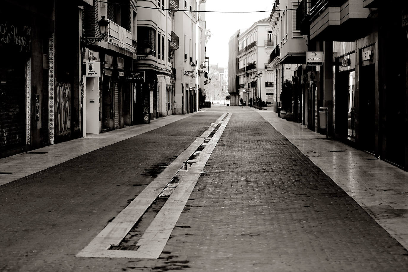 El Gobierno valenciano ha decretado el cierre a partir de las 24:00 horas de este viernes, de todos los bares, restaurantes y zonas de ocio para limitar la propagación y contagio del coronavirus. 