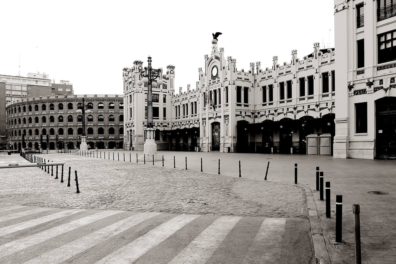 El Gobierno valenciano ha decretado el cierre a partir de las 24:00 horas de este viernes, de todos los bares, restaurantes y zonas de ocio para limitar la propagación y contagio del coronavirus. 