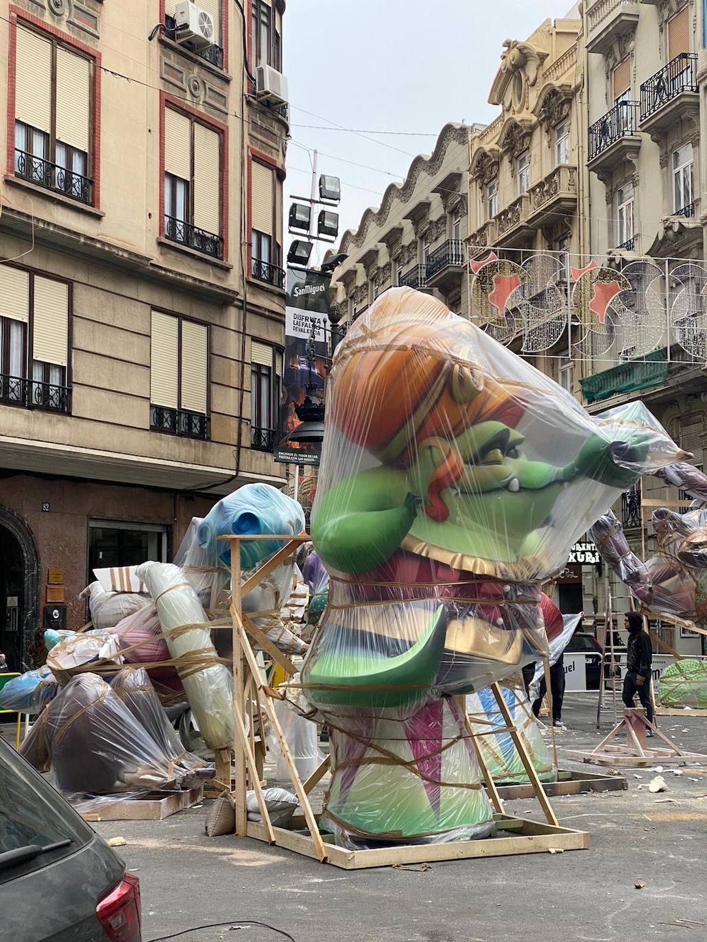 El artesano tenía plantados 27 de 29 ninots y consigue retirarlos todos para volver en el mes de julio.