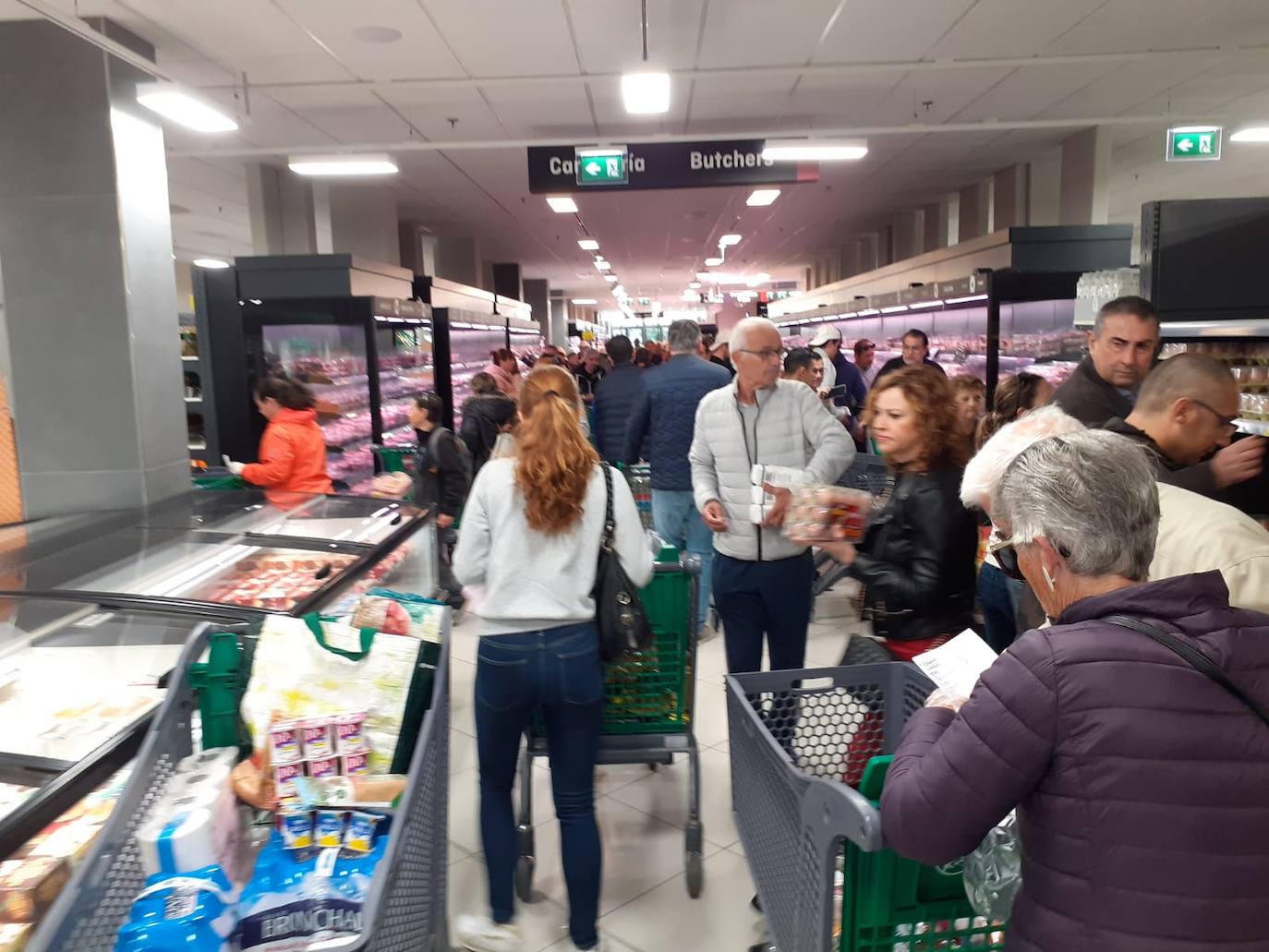 Sigue la avalancha de compras por el miedo a la pandemia del coronavirus. Los supermercados valencianos llevan ya varios días notando la falta puntual de productos como el agua embotellada, las pasta o el papel higiénico. Este sábado, multitud de tiendas y comercios de alimentación de Valencia han amanecido con largas colas de clientes esperando a la apertura de puertas. En la imagen, clientes en los pasillos de Mercadona de la provincia de Valencia.