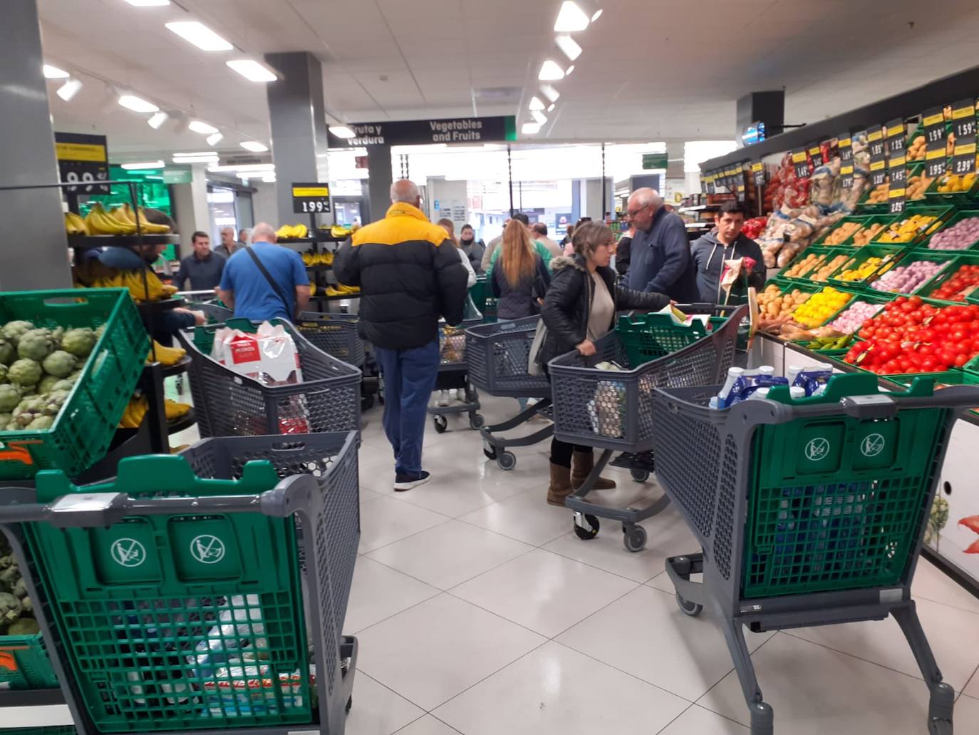 Sigue la avalancha de compras por el miedo a la pandemia del coronavirus. Los supermercados valencianos llevan ya varios días notando la falta puntual de productos como el agua embotellada, las pasta o el papel higiénico. Este sábado, multitud de tiendas y comercios de alimentación de Valencia han amanecido con largas colas de clientes esperando a la apertura de puertas. En la imagen, clientes en los pasillos de Mercadona de la provincia de Valencia.