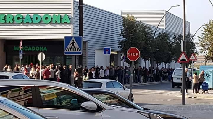 Sigue la avalancha de compras por el miedo a la pandemia del coronavirus. Los supermercados valencianos llevan ya varios días notando la falta puntual de productos como el agua embotellada, las pasta o el papel higiénico. Este sábado, multitud de tiendas y comercios de alimentación de Valencia han amanecido con largas colas de clientes esperando a la apertura de puertas. En la imagen, compradores esperan frente a las puertas de un Mercadona en Paterna.