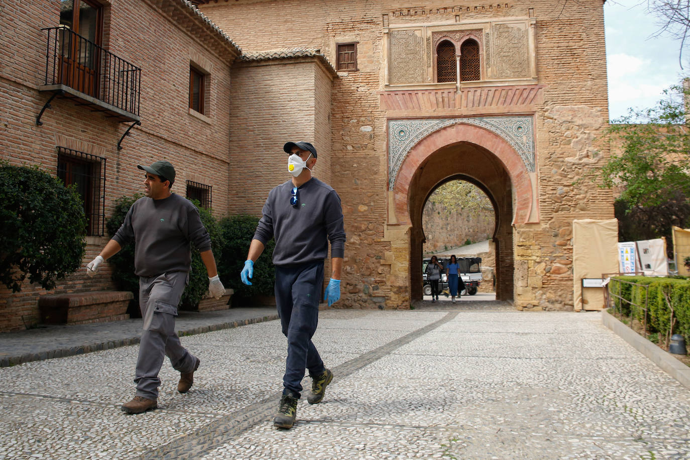 Las ciudades del país se han vaciado por la declaración de estado de alarma activada ante la crisis del coronavirus, cuyas cifras reflejan un aumento drástico del número de afectados en toda España. Los ciudadanos deben permanecer en sus casas y las principales vías de las autonomías españolas se han quedado completamente desérticas, un objetivo que deben vigilar los efectivos del Ejército en algunos puntos del mapa español. En la imagen, los alrededores de la Alhambra, en Granada.