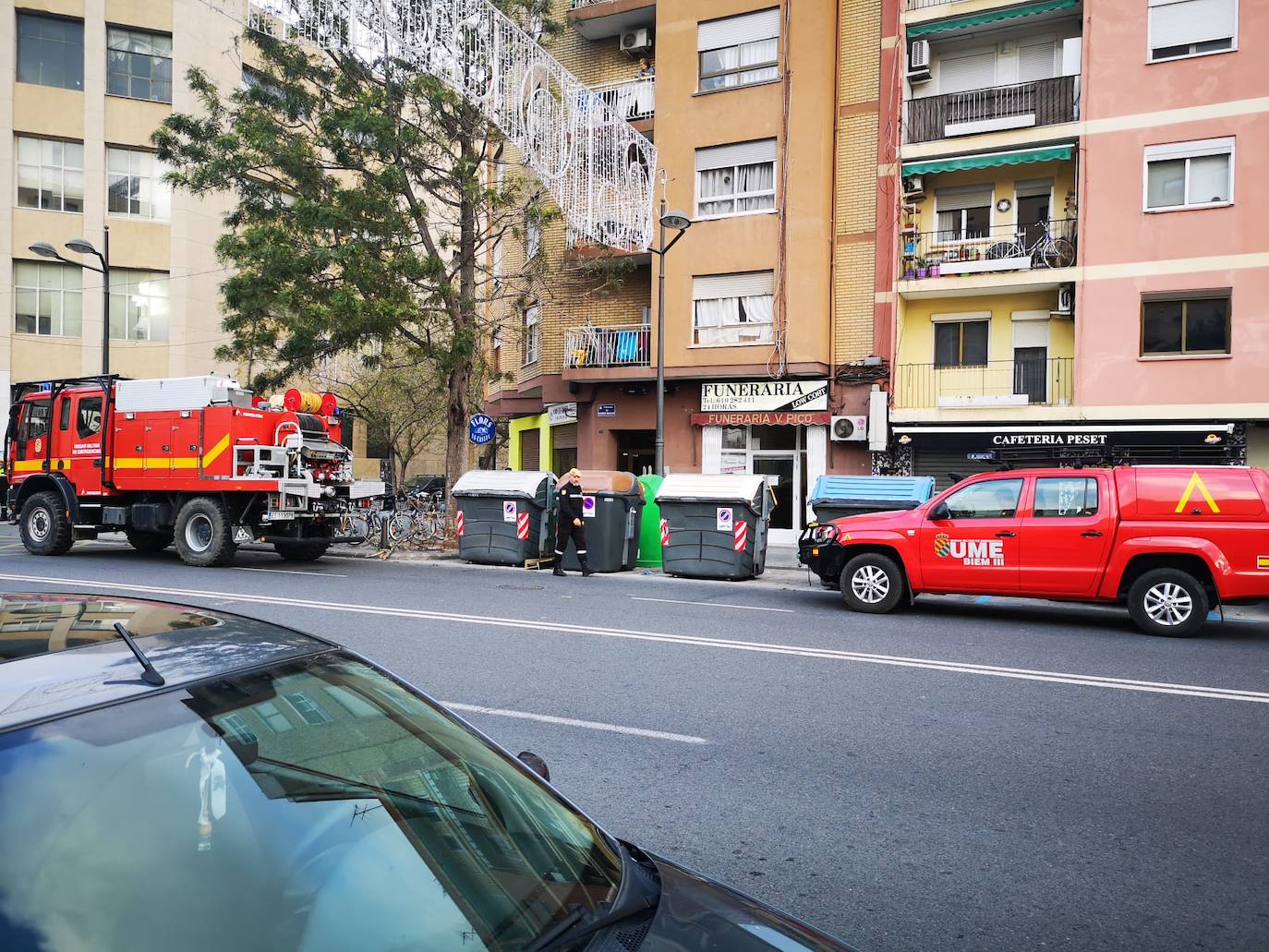 La Unidad Militar de Emergencia (UME) ha comenzado este domingo a realizar «reconocimiento previos» en siete ciudades donde puede haber mayor riesgo de propagación del virus, como Valencia, donde los militares vigilan ya las calles del centro de la ciudad para evitar más contagios entre la población valenciana. 