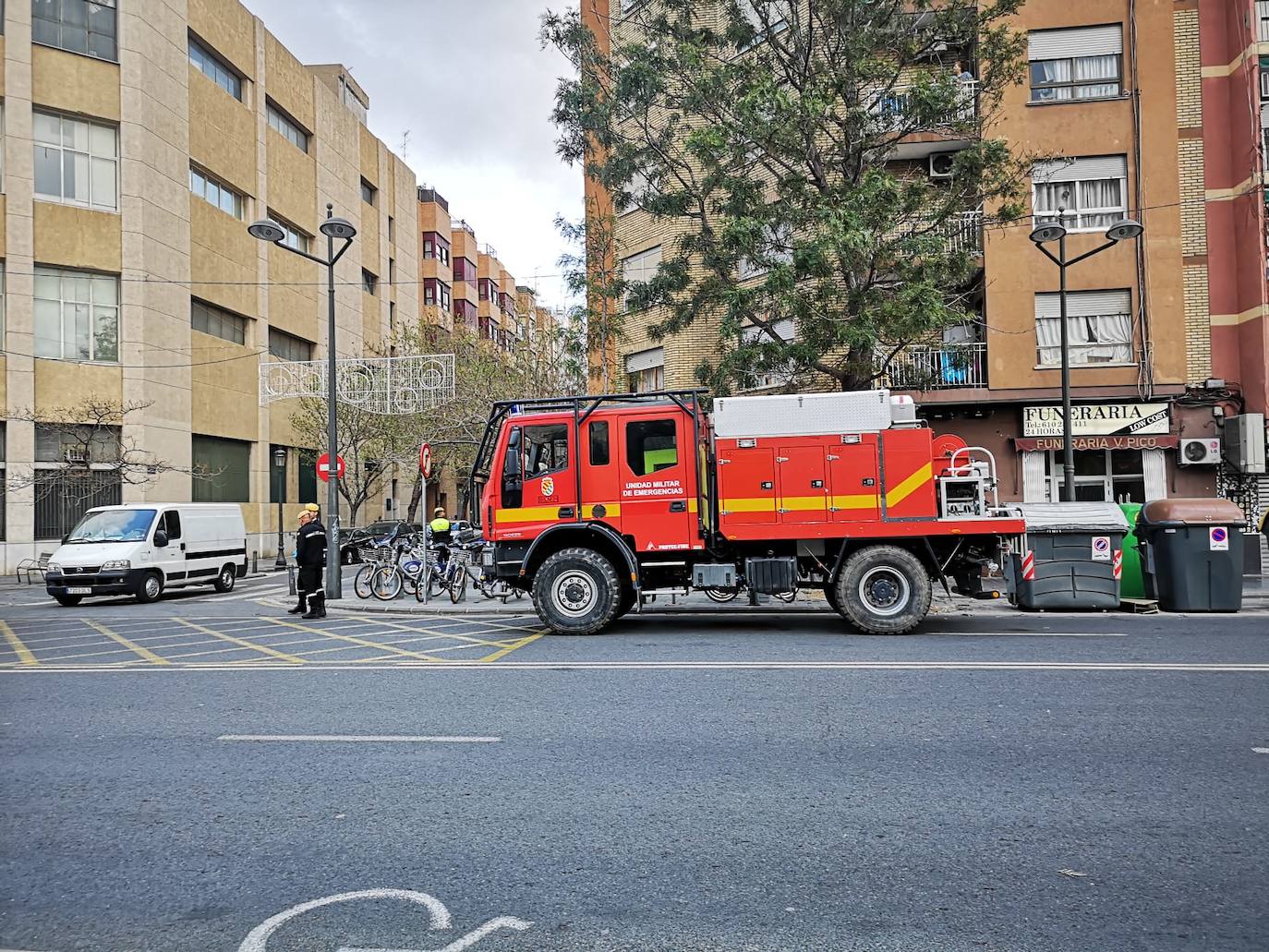 La Unidad Militar de Emergencia (UME) ha comenzado este domingo a realizar «reconocimiento previos» en siete ciudades donde puede haber mayor riesgo de propagación del virus, como Valencia, donde los militares vigilan ya las calles del centro de la ciudad para evitar más contagios entre la población valenciana. 