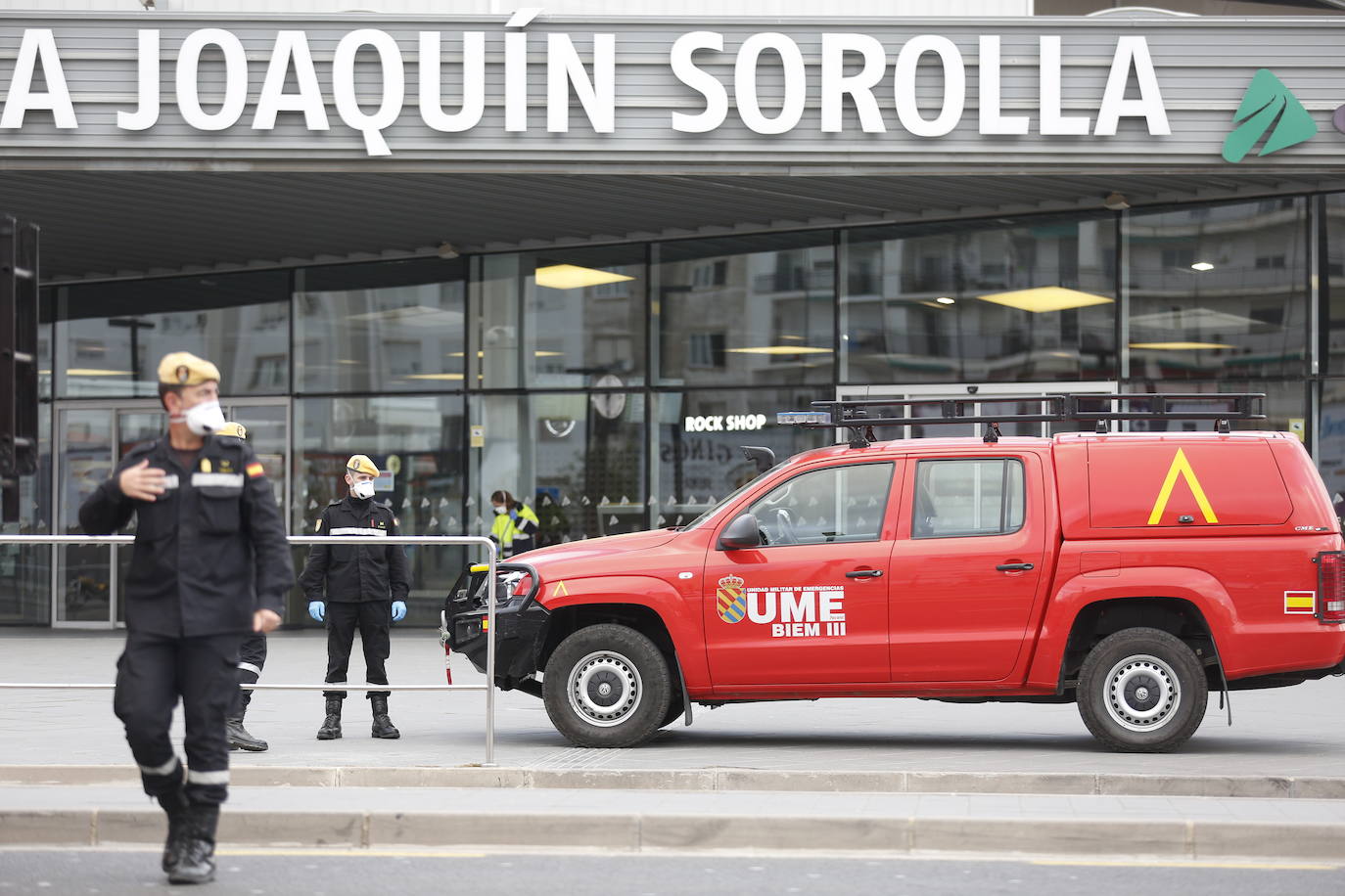 La Unidad Militar de Emergencia (UME) ha comenzado este domingo a realizar «reconocimiento previos» en siete ciudades donde puede haber mayor riesgo de propagación del virus, como Valencia, donde los militares vigilan ya las calles del centro de la ciudad para evitar más contagios entre la población valenciana. 