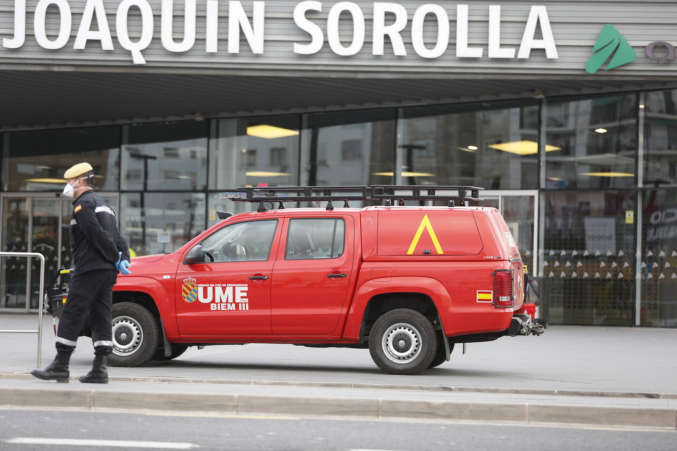 La Unidad Militar de Emergencia (UME) ha comenzado este domingo a realizar «reconocimiento previos» en siete ciudades donde puede haber mayor riesgo de propagación del virus, como Valencia, donde los militares vigilan ya las calles del centro de la ciudad para evitar más contagios entre la población valenciana. 