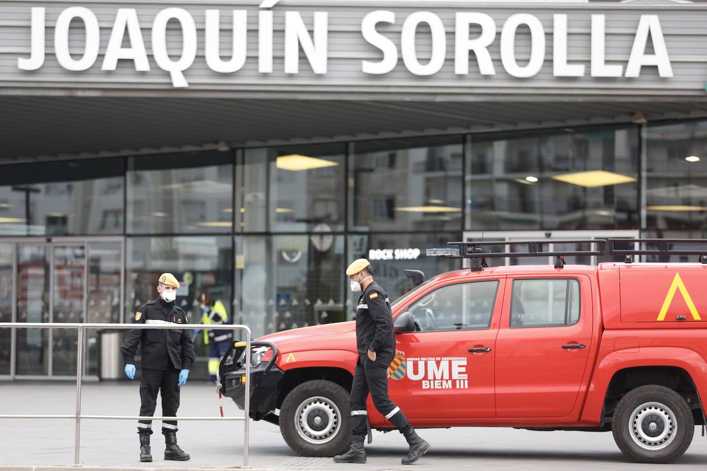 La Unidad Militar de Emergencia (UME) ha comenzado este domingo a realizar «reconocimiento previos» en siete ciudades donde puede haber mayor riesgo de propagación del virus, como Valencia, donde los militares vigilan ya las calles del centro de la ciudad para evitar más contagios entre la población valenciana. 