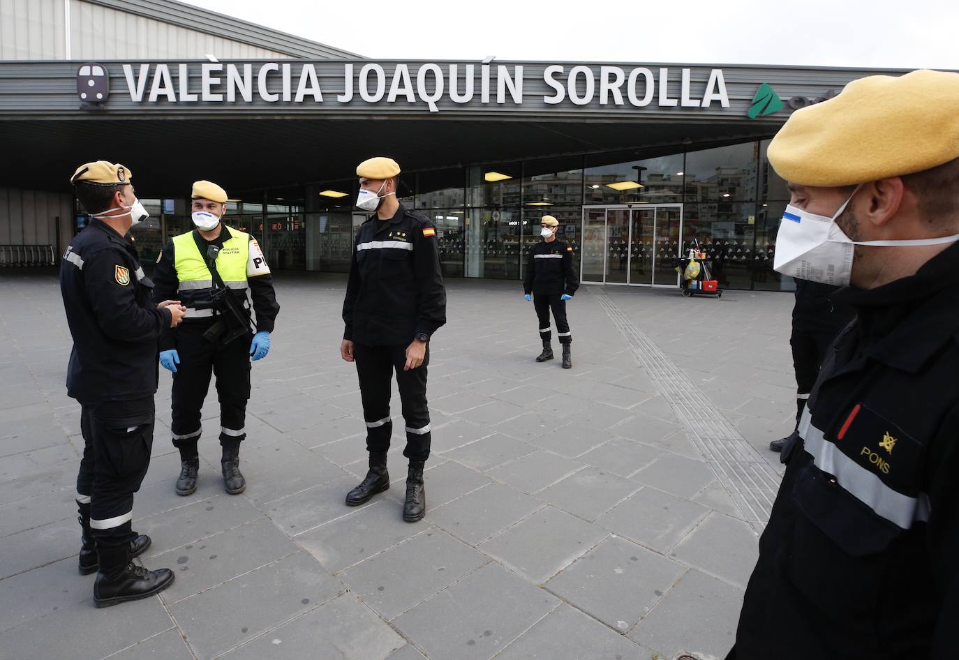 La Unidad Militar de Emergencia (UME) ha comenzado este domingo a realizar «reconocimiento previos» en siete ciudades donde puede haber mayor riesgo de propagación del virus, como Valencia, donde los militares vigilan ya las calles del centro de la ciudad para evitar más contagios entre la población valenciana. 