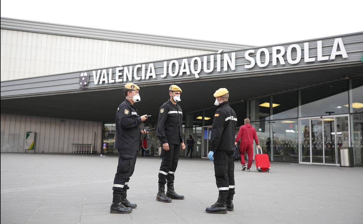 Los efectivos de la UME frente a la estación Joaquín Sorolla de Valencia.