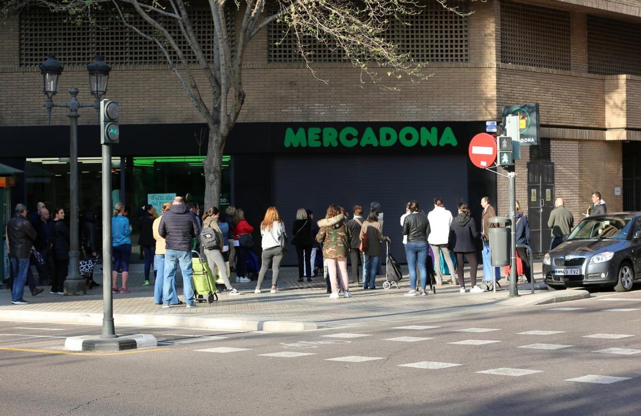 t Cola en la calle Cola en la calle Artes Gráficas para entrar al supermercado. txema rodríguez