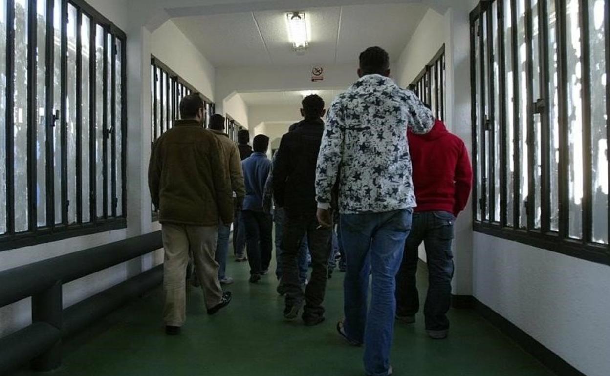 Familiares de presos se dirigen a los locutorios. 