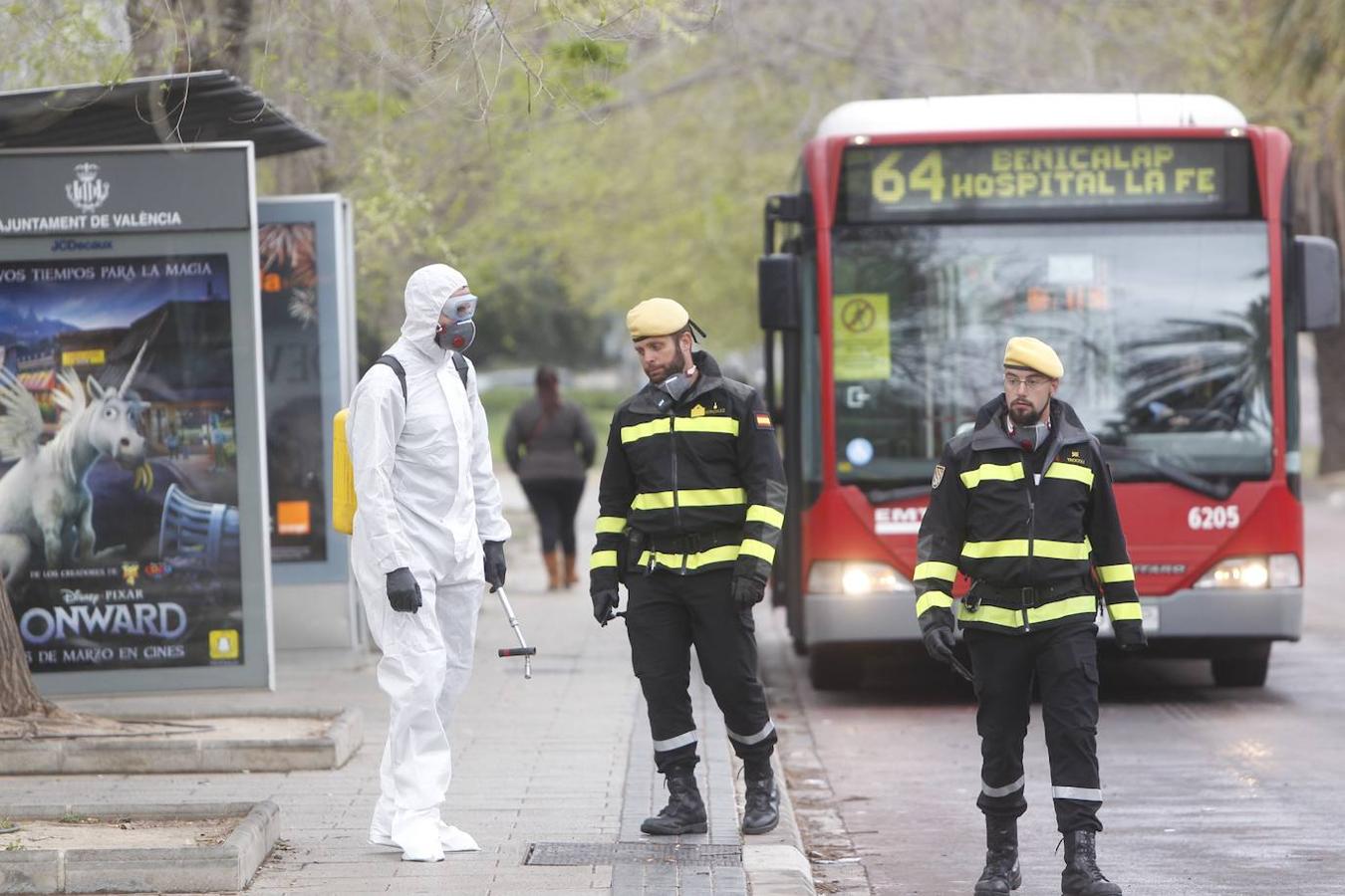 Efectivos de la Unidad Militar de Emergencias (UME) compuesta por un total de 113 personas y equipadas con 17 autobombas están desinfectando desde primera hora de este lunes varias infrestructuras críticas de la ciudad de Valencia, entre ellas las estaciones ferroviarias, el aeropuerto o las principales paradas de metro y bus. 