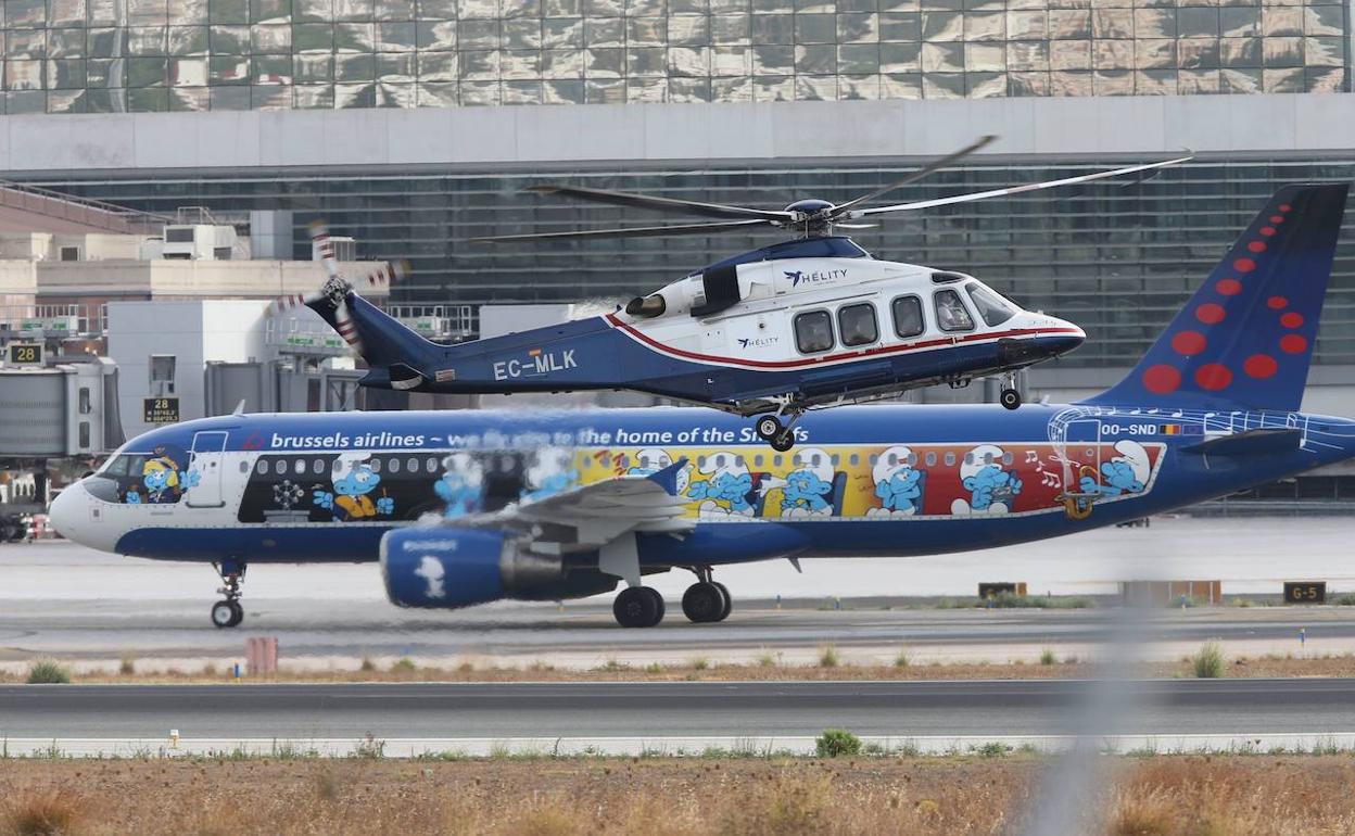 Helicóptero de la línea Málaga-Ceuta, en el aeropuerto de Málaga.