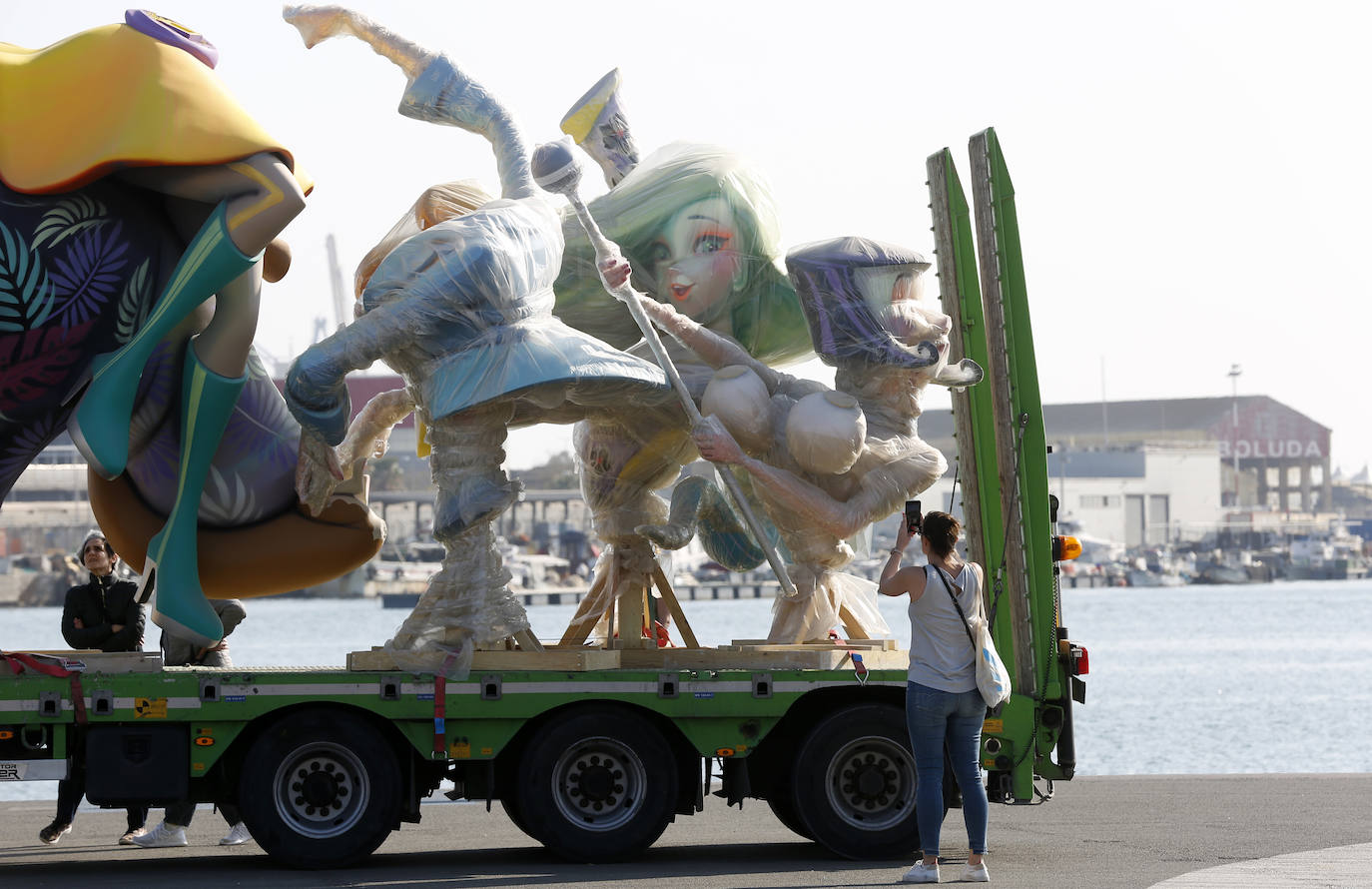 Fotos: Traslado de fallas a &#039;La &#039;Base&#039; de la Marina