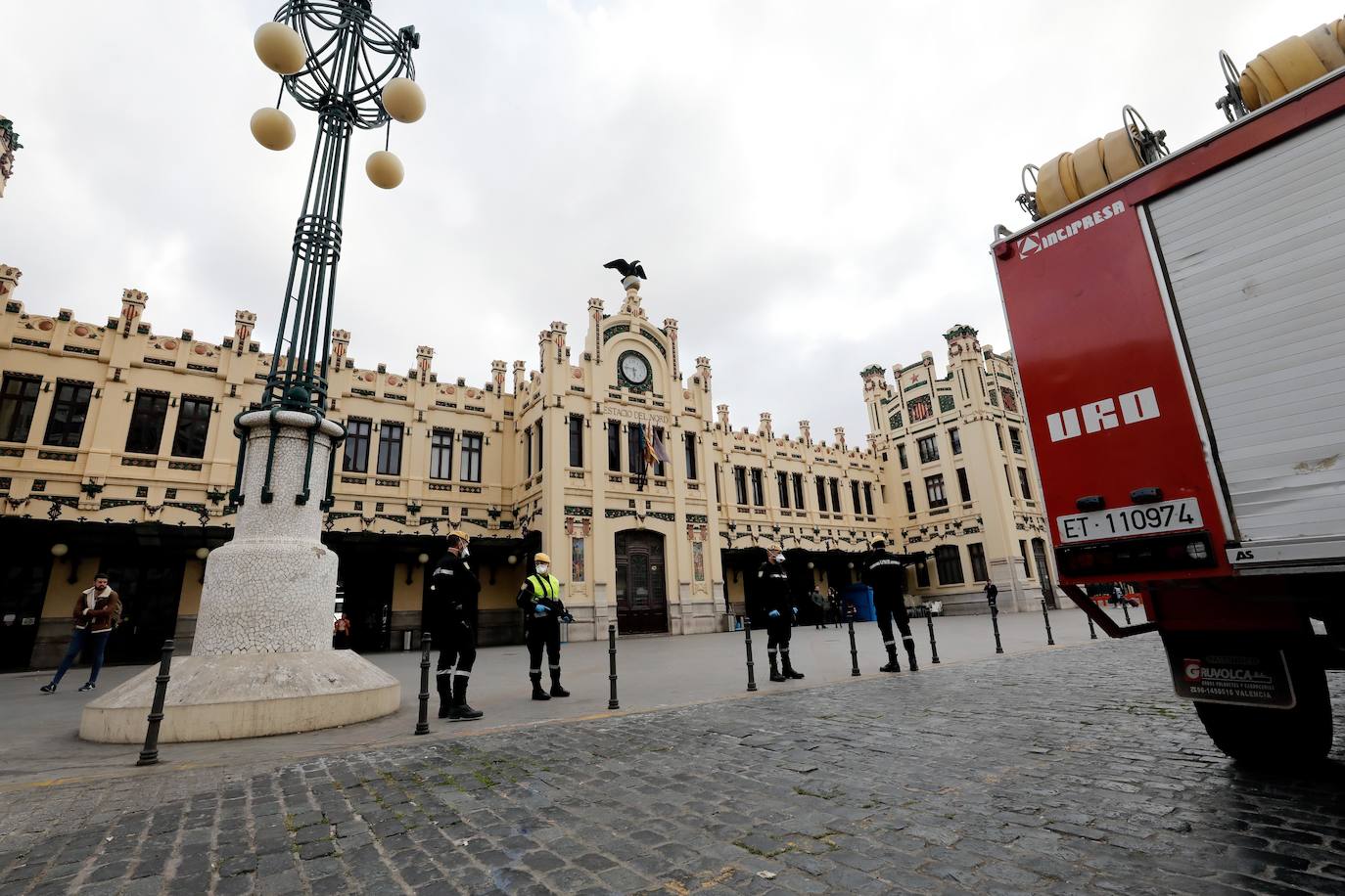 La Unidad Militar de Emergencia (UME) ha comenzado este domingo a realizar «reconocimiento previos» en siete ciudades donde puede haber mayor riesgo de propagación del virus, como Valencia, donde los militares vigilan ya las calles del centro de la ciudad para evitar más contagios entre la población valenciana. 