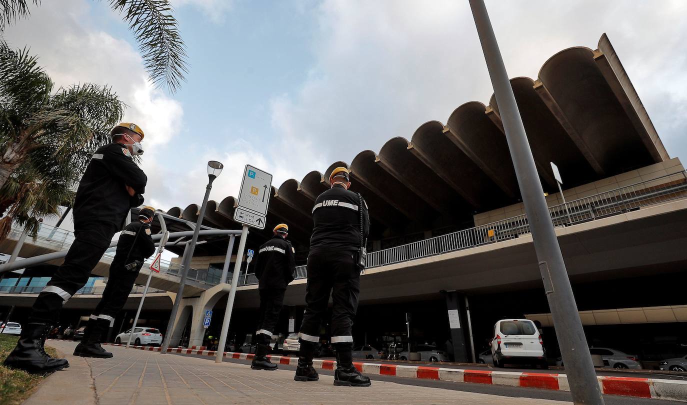 La Unidad Militar de Emergencia (UME) ha comenzado este domingo a realizar «reconocimiento previos» en siete ciudades donde puede haber mayor riesgo de propagación del virus, como Valencia, donde los militares vigilan ya las calles del centro de la ciudad para evitar más contagios entre la población valenciana. 