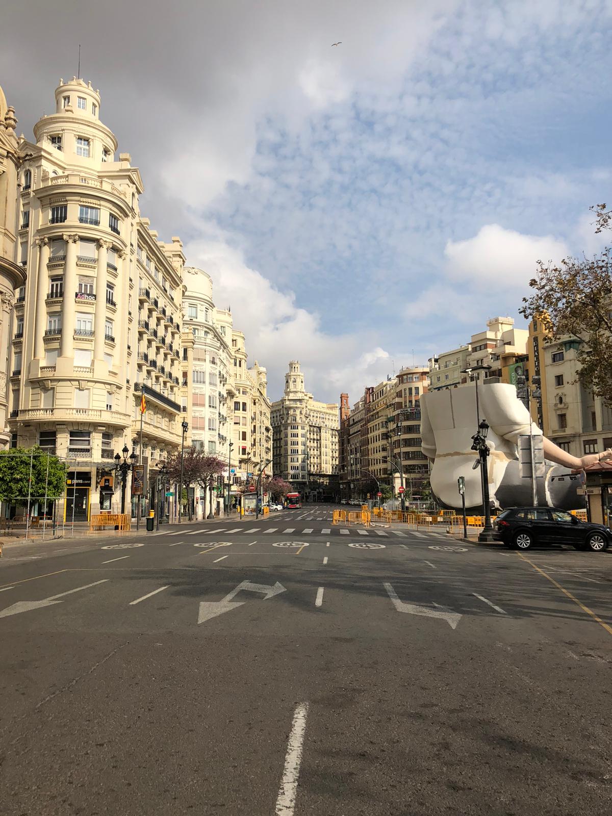 El nuevo escenario de alerta por el coronavirus provoca que las calles y plazas queden desiertas