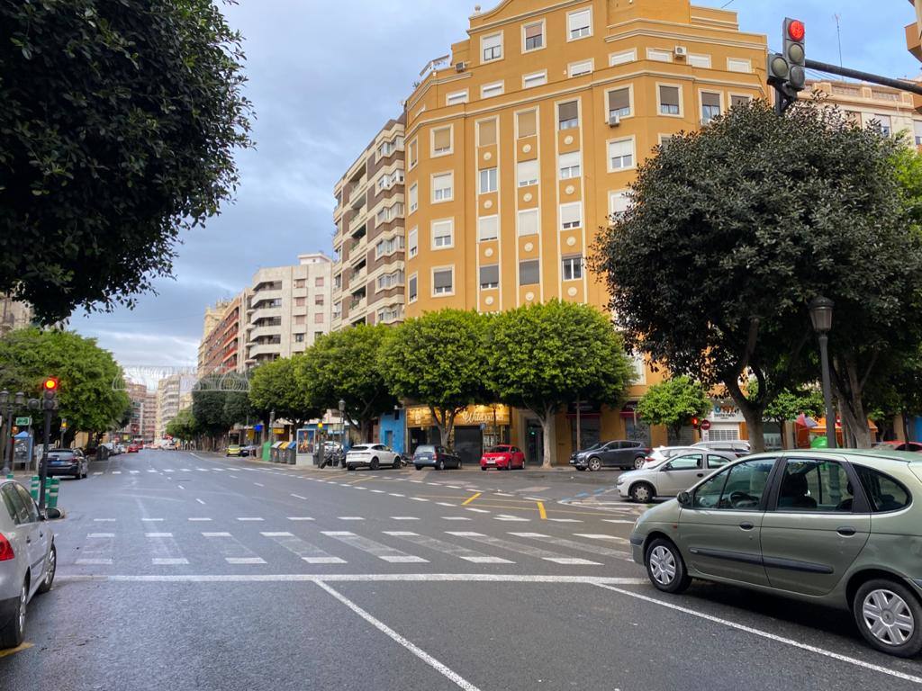 Sin coches ni gente en las arterias principales de la ciudad de Valencia.